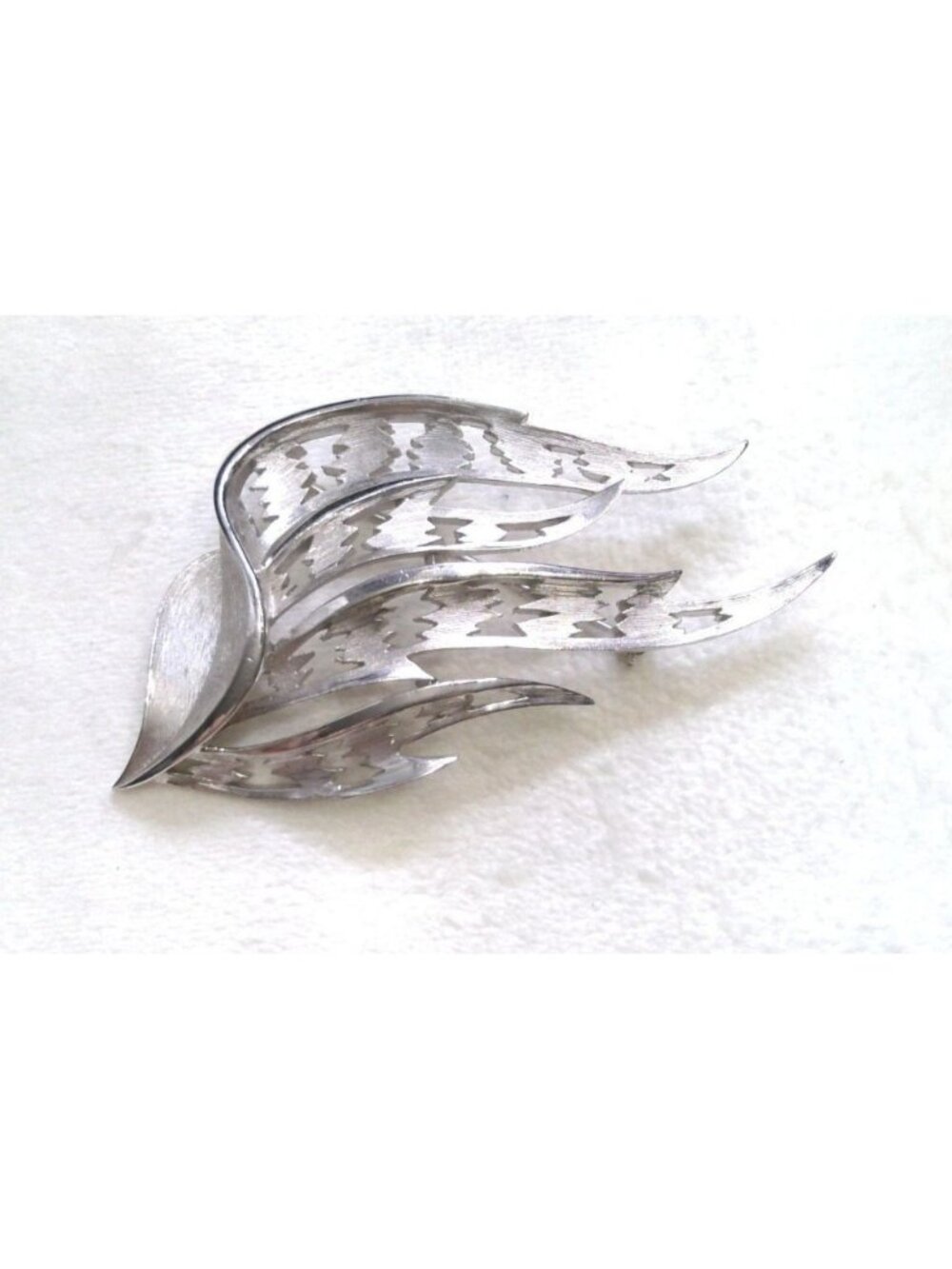 Vintage Crown Trifari Silver-Tone Leaf shape Brooch Pin‎ Textured